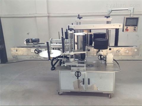 礦泉水貼標(biāo)機(jī)與分卡機(jī) 飲料包裝行業(yè)的自動化解決方案